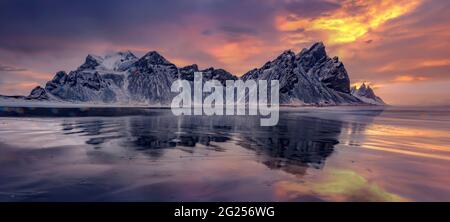 Vestrahorn montagna riflessioni al tramonto, Penisola di Stokksnes, Islanda Foto Stock