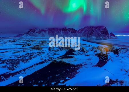 Aurora boreale sul paesaggio montano di Vestrahorn, Penisola di Stokksnes, Islanda Foto Stock