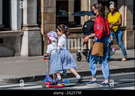 Londra, Regno Unito. 8 Giugno 2021. Le vecchie versioni motorizzate amnual rimangono popolari - scooter elettrici (e-scooter) sono ora disponibili per il noleggio in un piccolo numero di quartieri di Londra. Questo è l'unico modo per guidare legalmente un e-scooter su strade pubbliche o in altri luoghi pubblici di Londra. Il noleggio e-scooter è fornito da tre operatori diversi: Dott., Lime e TIER. Credit: Guy Bell/Alamy Live News Foto Stock