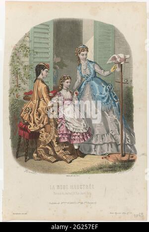 La Fashion Illustrée, 1869, n. 29: Toilette De Melles Raboin (...). Due donne e una ragazza in un giardino, guardando un pappagallo su uno standard. Secondo la didascalia: Ensemble di Raboin. Stampa dalla rivista la Mode Illustrée mode (1860-1937). Foto Stock