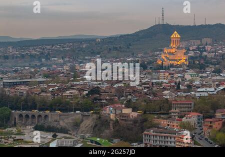 Una foto della Cattedrale di Sameba catturati al tramonto, a Tbilisi. Foto Stock