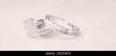 Primo piano di due anelli di nozze a diamante Foto Stock