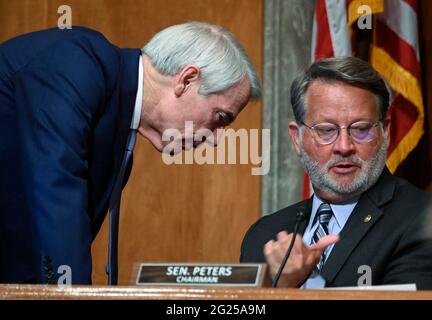 Il senatore Gary Peters (D-MI) (R) parla con il senatore Rob Portman (R-OH) in qualità di Joseph Blount, Presidente e Chief Executive Officer, Colonial Pipeline partecipa a un'audizione per esaminare le minacce alle infrastrutture critiche, concentrandosi sull'esame del cyber attack Colonial Pipeline presso il Campidoglio degli Stati Uniti a Washington, DC, l'8 giugno 2021. Foto di Caballero-Reynolds Andrew/Pool/ABACAPRESS.COM Foto Stock