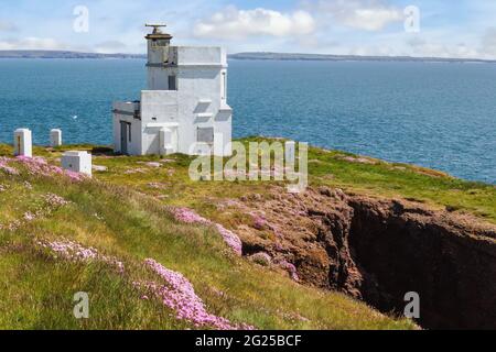 Immagine di una vecchia torre di avvistamento che ospita l'estuario del fiume Suir a Dunmore East, County Waterford, Irlanda. Foto Stock