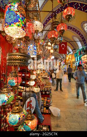 Ampia selezione di lanterne di vetro in vendita nel Grand Bazaar, Kapali Carsi, Istanbul, Turchia Foto Stock