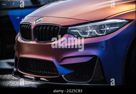 KYIV-15 MAG,2021: BMW M3 F80 veicolo avvolto in vinile chameleon viola opaco, dotato di kit corpo largo personalizzato con parti in fibra di carbonio e laser Foto Stock