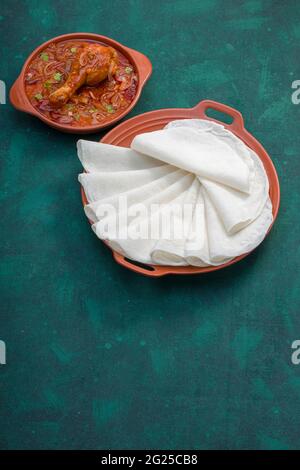 Nizza Pathiri con curry di pollo, malabar sud indiano cibo speciale fatto con farina di riso che è bianco rotondo cibo sottile cotto disposto in una terracotta Foto Stock