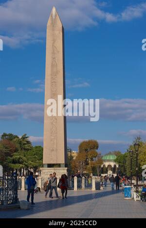 L'Obelisco di Teodosio è scolpito da granito rosso di Assuan. Ognuno dei suoi quattro volti ha un'unica colonna centrale di iscrizioni, che celebra la vittoria di Thutmose III sui Mitanni che si è svolta sulle rive dell'Eufrate in circa il 1450 a.C.... ora in posizione di stallo a Istanbul, Turchia Foto Stock