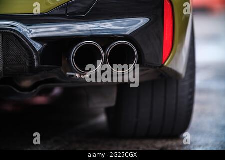 KYIV-15 MAG,2021: Doppio tubo di scarico su BMW M5 F90 G30 veicolo realizzato da Akrapovic per l'ottimizzazione delle prestazioni e parti in fibra di carbonio su kit carrozzeria Foto Stock