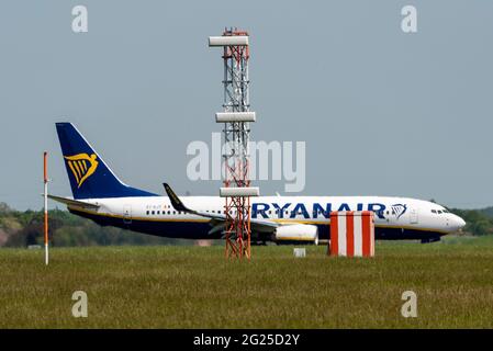 Sistema di atterraggio della torre della pendenza ILS Glide all'aeroporto Southend di Londra. Infrastruttura. Con Ryanair Boeing 737 tassare dopo l'atterraggio. Sicurezza aerea Foto Stock