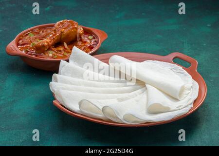 Nizza Pathiri con curry di pollo, malabar sud indiano cibo speciale fatto con farina di riso che è bianco rotondo cibo sottile cotto disposto in una terracotta Foto Stock