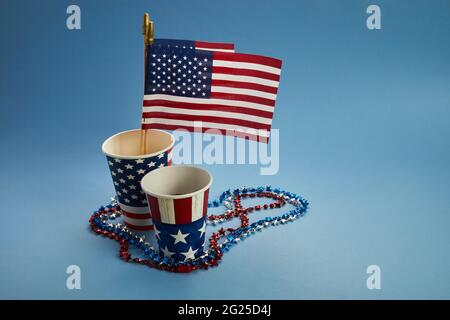 Il 4 luglio decorazioni del giorno dell'Indipendenza americana su sfondo blu Foto Stock