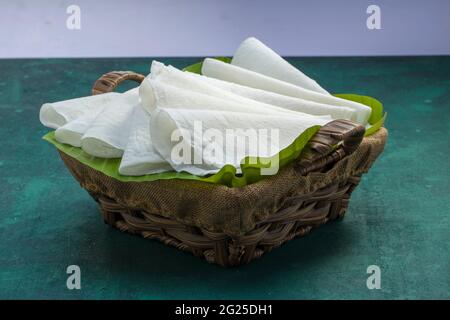 Bel pathiri sud indiano malabar cibo speciale fatto con farina di riso che è bianco rotondo sottile cibo cotto disposto tradizionalmente su foglia di banana posto Foto Stock