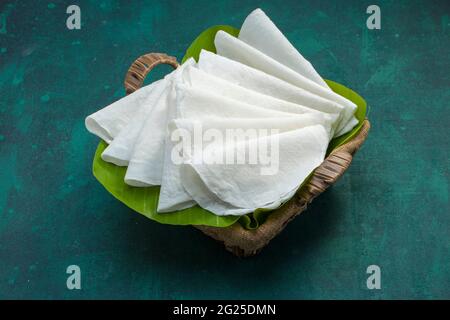 Bel pathiri sud indiano malabar cibo speciale fatto con farina di riso che è bianco rotondo sottile cibo cotto disposto tradizionalmente su foglia di banana posto Foto Stock