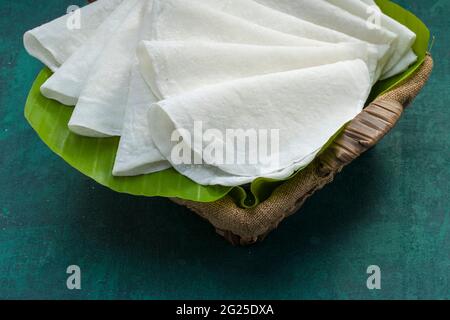 Bel pathiri sud indiano malabar cibo speciale fatto con farina di riso che è bianco rotondo sottile cibo cotto disposto tradizionalmente su foglia di banana posto Foto Stock