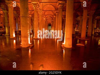 La Cisterna Basilica, o Cisterna Basilica (in turco: Yerebatan Sarnõcõ o Yerebatan Saray). Istanbul, Turchia. Carpa nella cisterna. Foto Stock