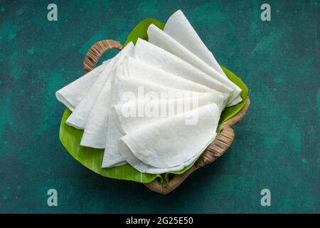 Bel pathiri sud indiano malabar cibo speciale fatto con farina di riso che è bianco rotondo sottile cibo cotto disposto tradizionalmente su foglia di banana posto Foto Stock