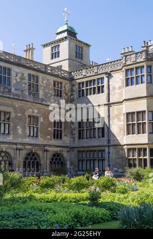 Audley End; persone che godono del 17 ° secolo Jacobean Audley End House and Gardens, di proprietà della English Heritage, Audley End, Cambridgeshire UK Foto Stock