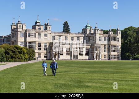 Audley End; persone che godono del 17 ° secolo Jacobean Audley End House and Gardens, di proprietà della English Heritage, Audley End, Cambridgeshire UK Foto Stock