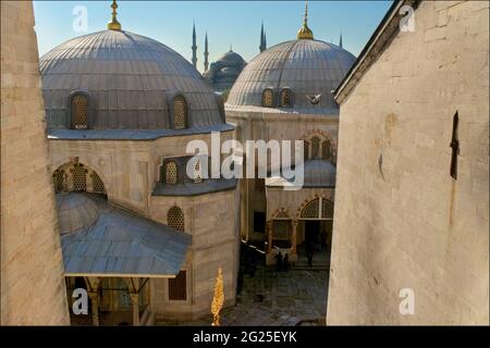 Vista della Moschea del Sultano Ahmed (Blu) all'orizzonte, vista da una finestra di Hagia Sophia (Turco: Ayasofya), ufficialmente Ayasofya-i Kebir Cami-i ?erifi letteralmente Moschea Santa di Hagia Sophia il Grand, ed ex Chiesa di Hagia Sophia. Istanbul, Turchia Foto Stock