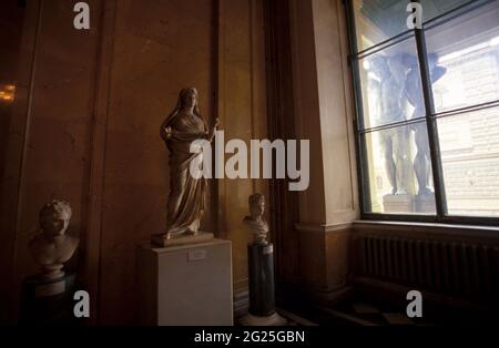 Statue e Portico con atlantici, ingresso storico, Museo dell'Ermitage di Stato, San Pietroburgo, Russia. Foto Stock