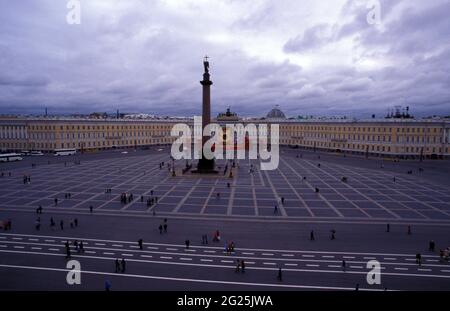 Piazza del Palazzo dal Museo dell'Ermitage di Stato, San Pietroburgo, Russia. Foto Stock