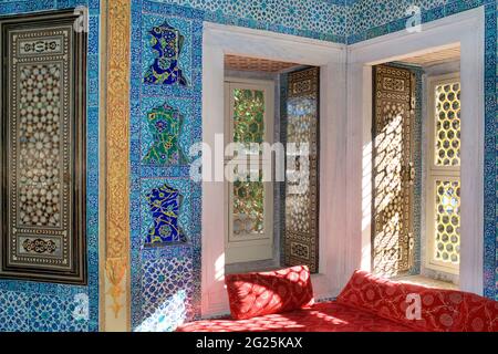 L'interno ornato di una sala riunioni, Palazzo Topkapi, Istanbul, Turchia Foto Stock