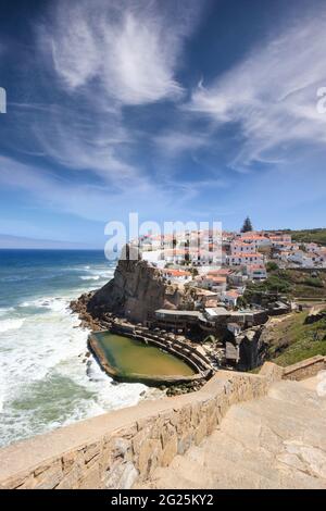 Paesaggio di Azenhas do Mar piccolo villaggio sulla costa Foto Stock