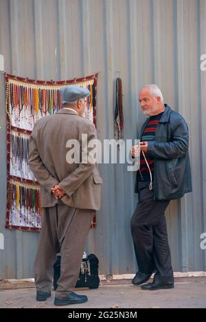 Uomo turco che vende perle di preghiera dal suo improvvisato stallo in Piazza Beyazit di Istanbul. Turchia. Foto Stock