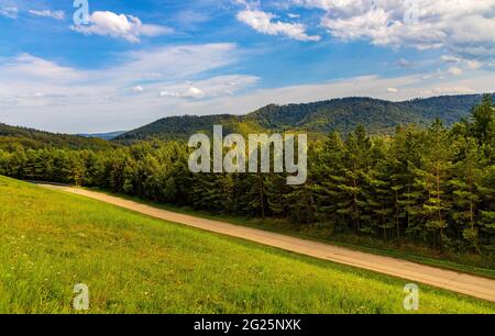 Vista panoramica delle montagne Beskidy meridionali che circondano Miedzybrodzkie e il lago Zywieckie visto dalla montagna Gora ZAR vicino a Zywiec in Polonia Foto Stock