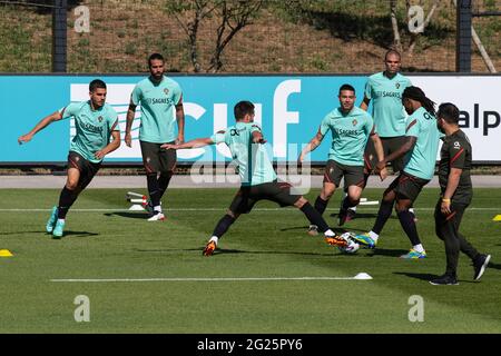 Oeiras, Portogallo. 8 giugno 2021. Giocatori della squadra portoghese in azione durante la sessione di allenamento al campo di allenamento Cidade do Futebol. La squadra di calcio portoghese si allena prima di partecipare al campionato europeo di calcio - EURO 2020 - previsto per l'11 giugno. (Foto di Hugo Amaral/SOPA Images/Sipa USA) Credit: Sipa USA/Alamy Live News Foto Stock