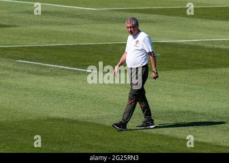 Oeiras, Portogallo. 8 giugno 2021. Il capo allenatore portoghese Fernando Santos visto durante la sessione di allenamento al campo di allenamento Cidade do Futebol. La squadra di calcio portoghese si allena prima di partecipare al campionato europeo di calcio - EURO 2020 - previsto per l'11 giugno. Credit: SOPA Images Limited/Alamy Live News Foto Stock