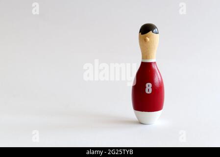 retrovisione di un burattino in legno a forma di una spina da bowling con una maglia numero otto Foto Stock