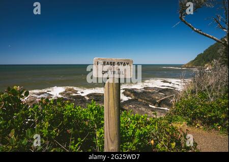 Si prega di rimanere sul Trail Sign Post sulla costa Foto Stock