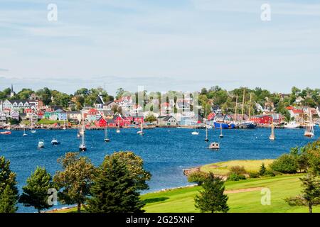 Lunenburg Nuova Scozia Canada visto da un parco attraverso il porto Foto Stock