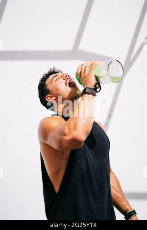 L'uomo acqua potabile dopo il corso di formazione Foto Stock