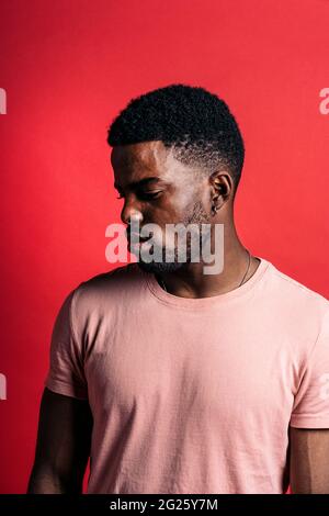 Ritratto di un uomo nigeriano emozionale in studio Foto Stock