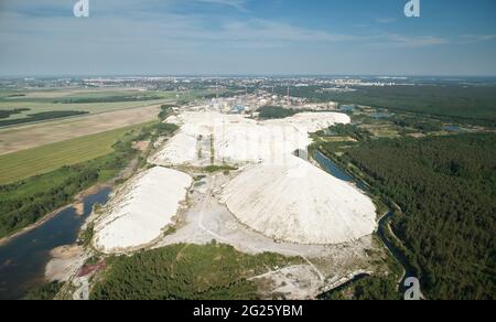 Cumulo di rifiuti di fabbrica in vista aerea drone area verde Foto Stock