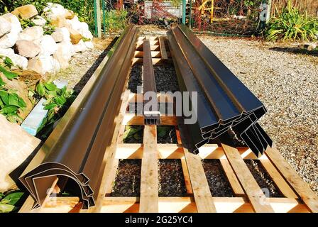 Nuova casa guttering su un pallet in attesa di essere installato su una casa. Provincia di Udine, Friuli-Venezia Giulia, Italia nord-orientale Foto Stock