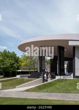 Pavilion nel contesto di Kensington Gardens. Serpentina Summer Pavilion 2021, Londra, Regno Unito. Architetto: Conterspace, 2021. Foto Stock