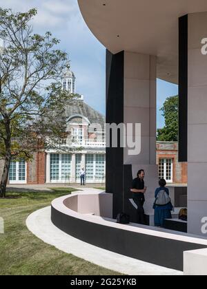 Il Padiglione è giustapposto alla Galleria Serpentine. Serpentina Summer Pavilion 2021, Londra, Regno Unito. Architetto: Conterspace, 2021. Foto Stock