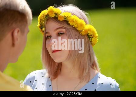 Attraente giovane coppia in amore, abbracci, estate, natura Foto Stock