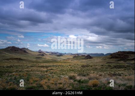 Paesaggi rocciosi dell'Oregon sotto le nuvole Foto Stock