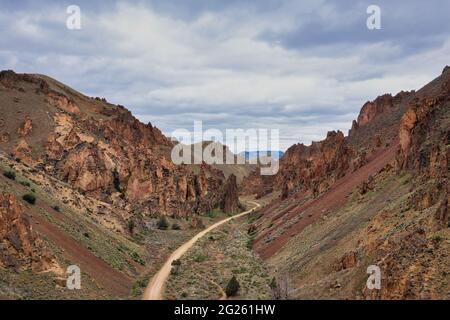 Paesaggi rocciosi dell'Oregon sotto le nuvole Foto Stock