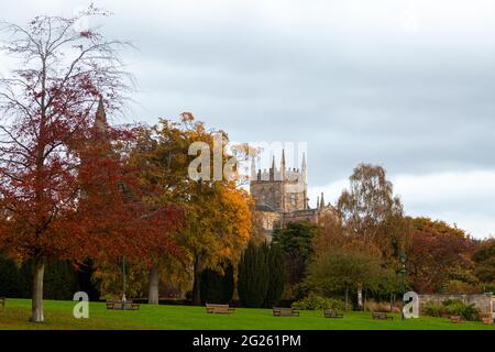 Abbazia di Dunfermline vista dal parco di Pittencrieff Foto Stock