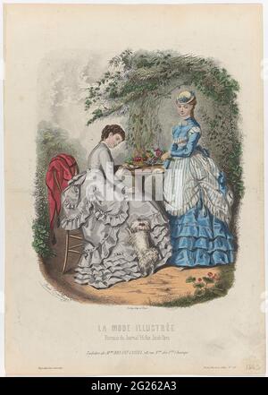 La Fashion Illustrée, 1869, n. 20: Toilette De Mme Breant Castel (...). Due donne a un tavolo da giardino. La donna seduta tiene una caramella per un cane, saltando contro la sua gonna. Secondo la didascalia: Ensemble di Castel Breant. Stampa dalla rivista la Mode Illustrée mode (1860-1937). Foto Stock