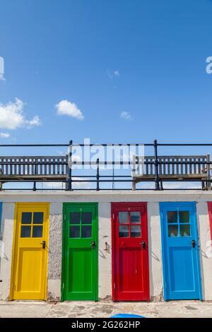 Coloured Beach Huts a North Berwick Foto Stock