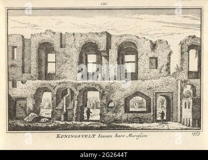 Vista dell'interno rovinato del monastero di Koningsveld, 1573; Koningsvelt all'interno del suo Murasien 1573. Vista di una parte dell'interno rovinato del monastero di Koningsveld rovinato nel 1572 vicino a Delft, nella situazione intorno al 1573. In primo piano due spettatori. Foto Stock