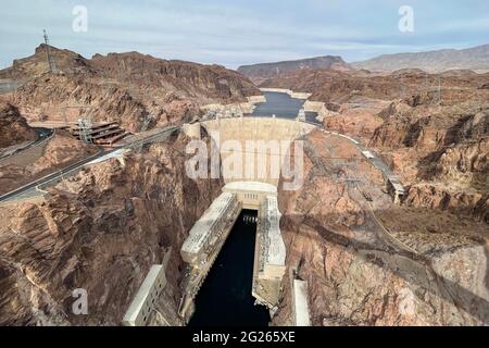 Una vista generale della diga di Hoover, domenica 7 marzo 2021, vicino a Boulder City, Nevis. Foto Stock