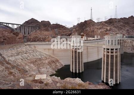 Una vista generale della diga di Hoover, domenica 7 marzo 2021, vicino a Boulder City, Nevis. Foto Stock